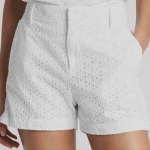 Old Navy mid rise eyelet shorts cut out overlay 5" inseam white Size 14‎ Plus